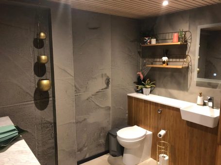 Wandverkleidung im Badezimmer in Betonoptik